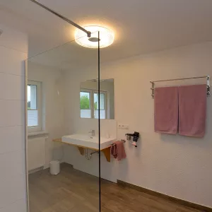großes Badezimmer im Ferienhaus in Thüringen am Rennsteig